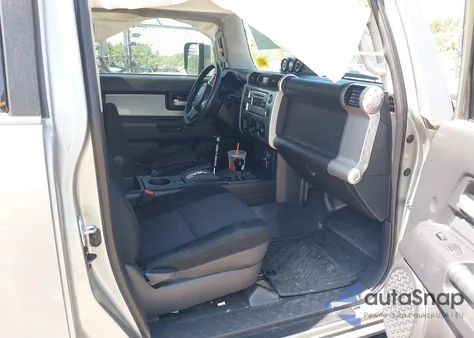 2011 Toyota Fj Cruiser z USA, uszkodzony, nr VIN JTEBU4BF8BK108066